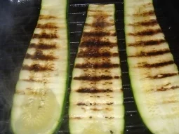 Schweinefilet im Zucchinimantel und Paprikaschaum - Rezept - Bild Nr. 2