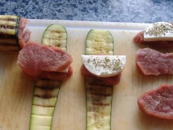 Schweinefilet im Zucchinimantel und Paprikaschaum - Rezept - Bild Nr. 3