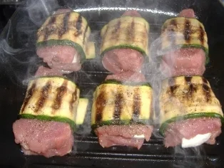 Schweinefilet im Zucchinimantel und Paprikaschaum - Rezept - Bild Nr. 4