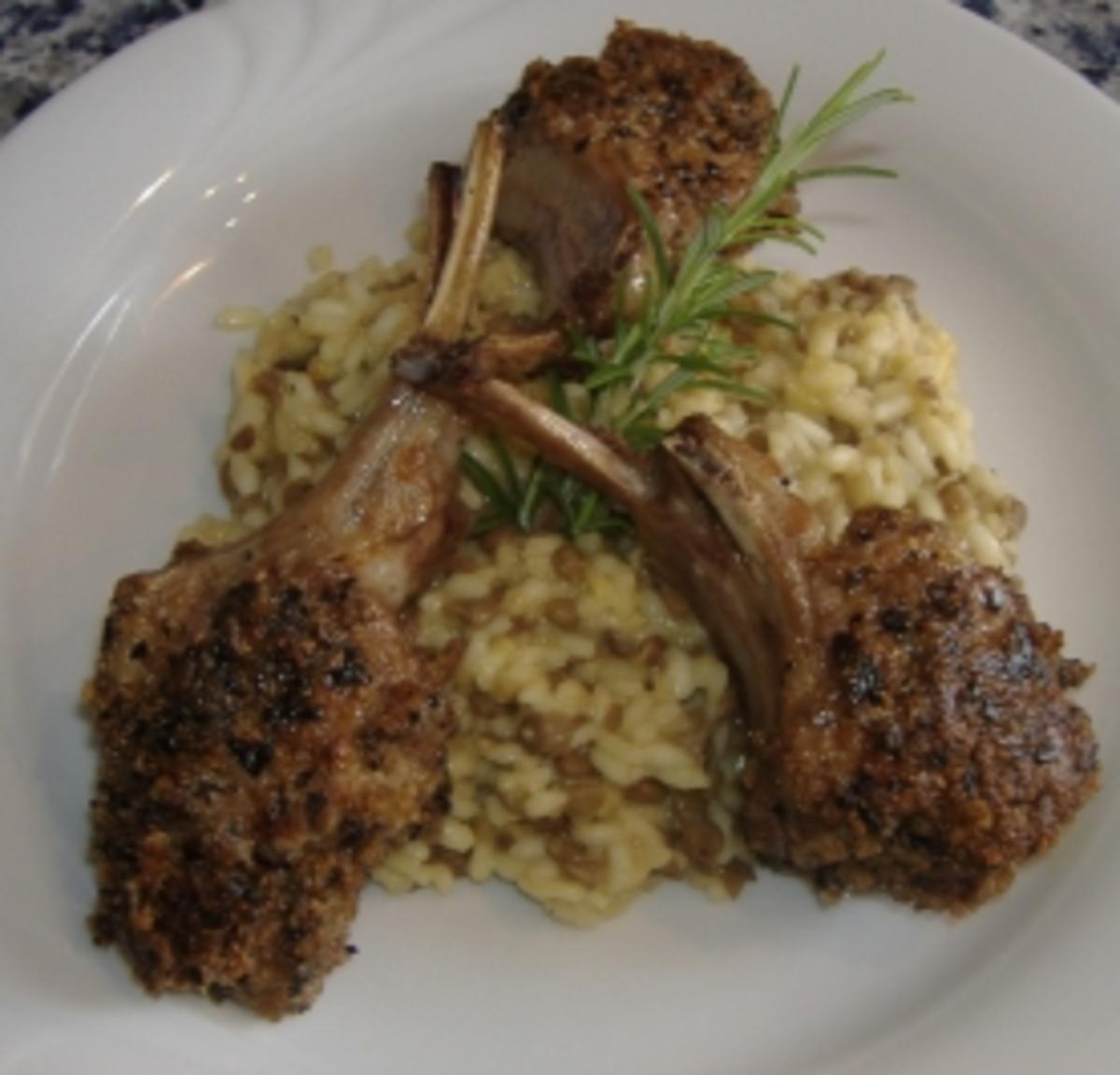 Lammkoteletts mit Olivenkruste auf Linsenrisotto - Rezept