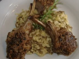 Lammkoteletts mit Olivenkruste auf Linsenrisotto - Rezept