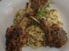 Lammkoteletts mit Olivenkruste auf Linsenrisotto - Rezept