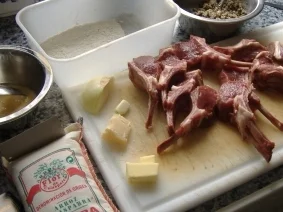 Lammkoteletts mit Olivenkruste auf Linsenrisotto - Rezept - Bild Nr. 2