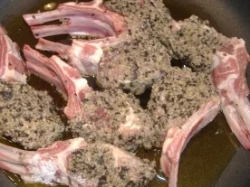 Lammkoteletts mit Olivenkruste auf Linsenrisotto - Rezept - Bild Nr. 3