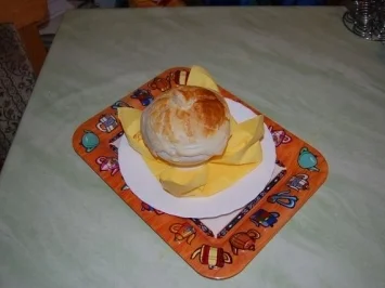 Rezept: Kürbiscremesüppchen unter der Blätterteighülle Kürbiscremesüppchen unter der Blätterteighülle - Rezept