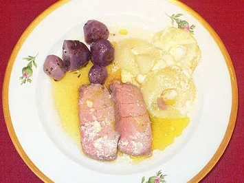 Kalbsfiletbraten mit Salzbuttersoße an Apfelgratin - Rezept