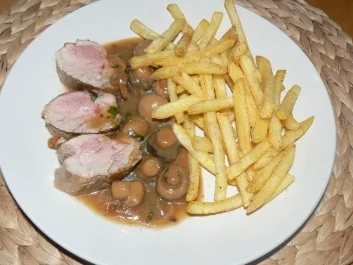 Schnelles Schweinefilet mit Champignon-Rotweinsauce - Rezept