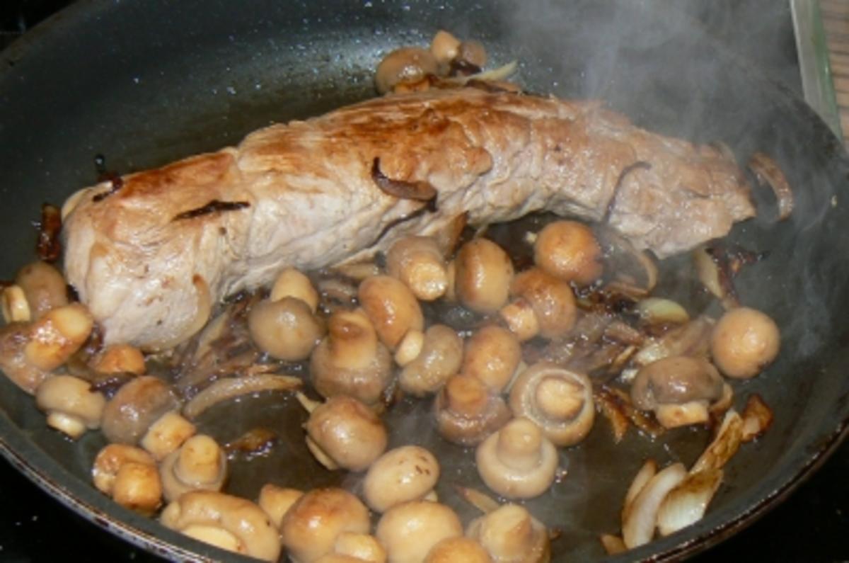 Schnelles Schweinefilet mit Champignon-Rotweinsauce - Rezept - Bild Nr. 2