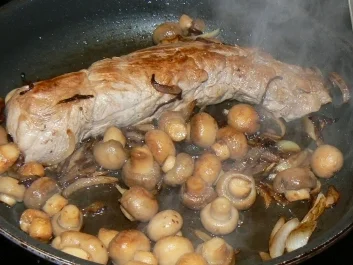 Schnelles Schweinefilet mit Champignon-Rotweinsauce - Rezept - Bild Nr. 2