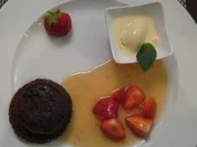 Schokoladen-Soufflee mit karamelisierten Erdbeeren - Rezept