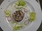 Matjestatar auf gebuttertem Vollkornbrot an Kopfsalat in Zitronensoße - Rezept