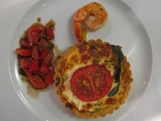 Tomaten-Salbeikuchen mit Ziegenfrischkäse - Rezept