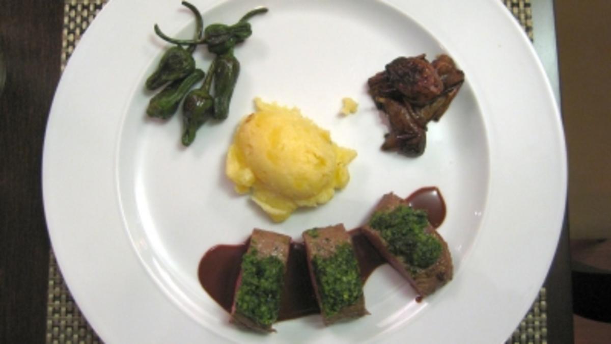 Lamm mit Bärlauchpesto auf Kartoffelpüree, mit Zwiebeln, Pimientos und Rotwein-Schokosoße - Rezept