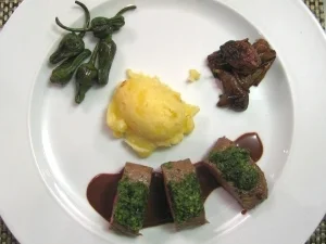 Rezept: Lamm mit Bärlauchpesto auf Kartoffelpüree, mit Zwiebeln, Pimientos und Rotwein-Schokosoße Lamm mit Bärlauchpesto auf Kartoffelpüree, mit Zwiebeln, Pimientos und Rotwein-Schokosoße - Rezept