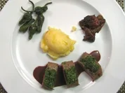 Rezept: Lamm mit Bärlauchpesto auf Kartoffelpüree, mit Zwiebeln, Pimientos und Rotwein-Schokosoße Lamm mit Bärlauchpesto auf Kartoffelpüree, mit Zwiebeln, Pimientos und Rotwein-Schokosoße - Rezept