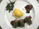 Lamm mit Bärlauchpesto auf Kartoffelpüree, mit Zwiebeln, Pimientos und Rotwein-Schokosoße - Rezept