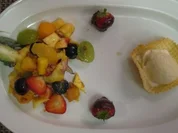 Obstsalat mit gerösteten Pinienkernen an Sahneeis im Waffelkörbchen - Rezept