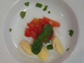 Tomatenconsomme mit Parmesannocken - Rezept