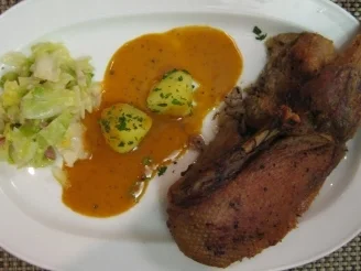 Rezept: Halbe krosse Ente an Spitzkohl mit Speck und Salzkartoffeln Halbe krosse Ente an Spitzkohl mit Speck und Salzkartoffeln - Rezept