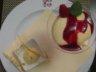 Berliner Luft - Eischnee mit Champagner, Zitrone und Vanille auf Himbeerspiegel - Rezept