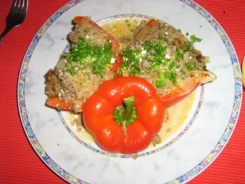 Paprika gefüllt mit Sauerkraut und Hack - Rezept