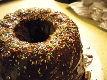 Rezept: Kuchen: Gugelhupf mit Kirschen, Topfen, Nüssen und Schokolade Kuchen: Gugelhupf mit Kirschen, Topfen, Nüssen und Schokolade - Rezept