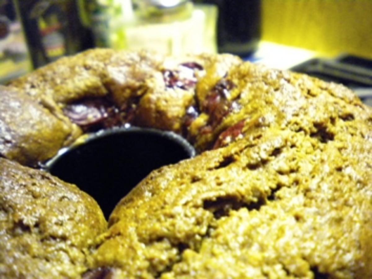 Kuchen: Gugelhupf mit Kirschen, Topfen, Nüssen und Schokolade - Rezept - Bild Nr. 3