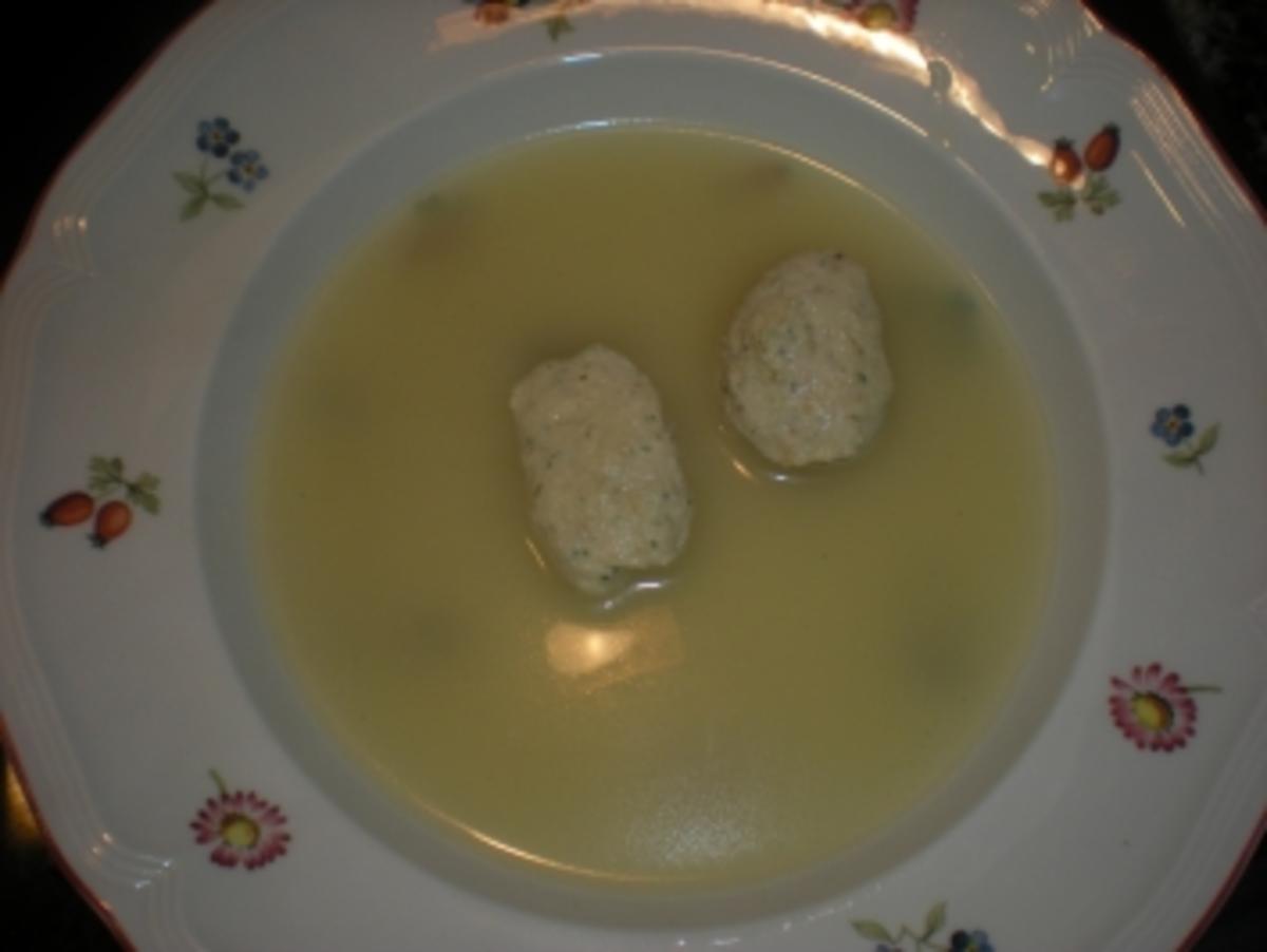 Zitronengras-Ingwersuppe mit Hühnernockerln - Rezept