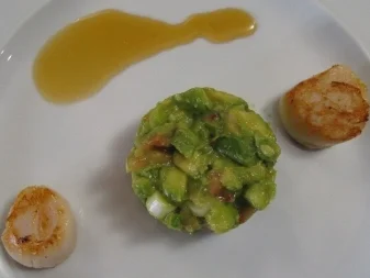 Jakobsmuschel-Caipirinha in Limetten-Cachaca-Soße und Avocado-Chili-Relish - Rezept