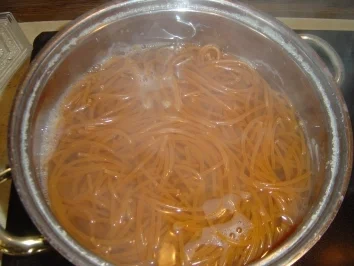 Spaghetti Lunghi Rossi mit Käsesoße und Parmesan - Rezept - Bild Nr. 5