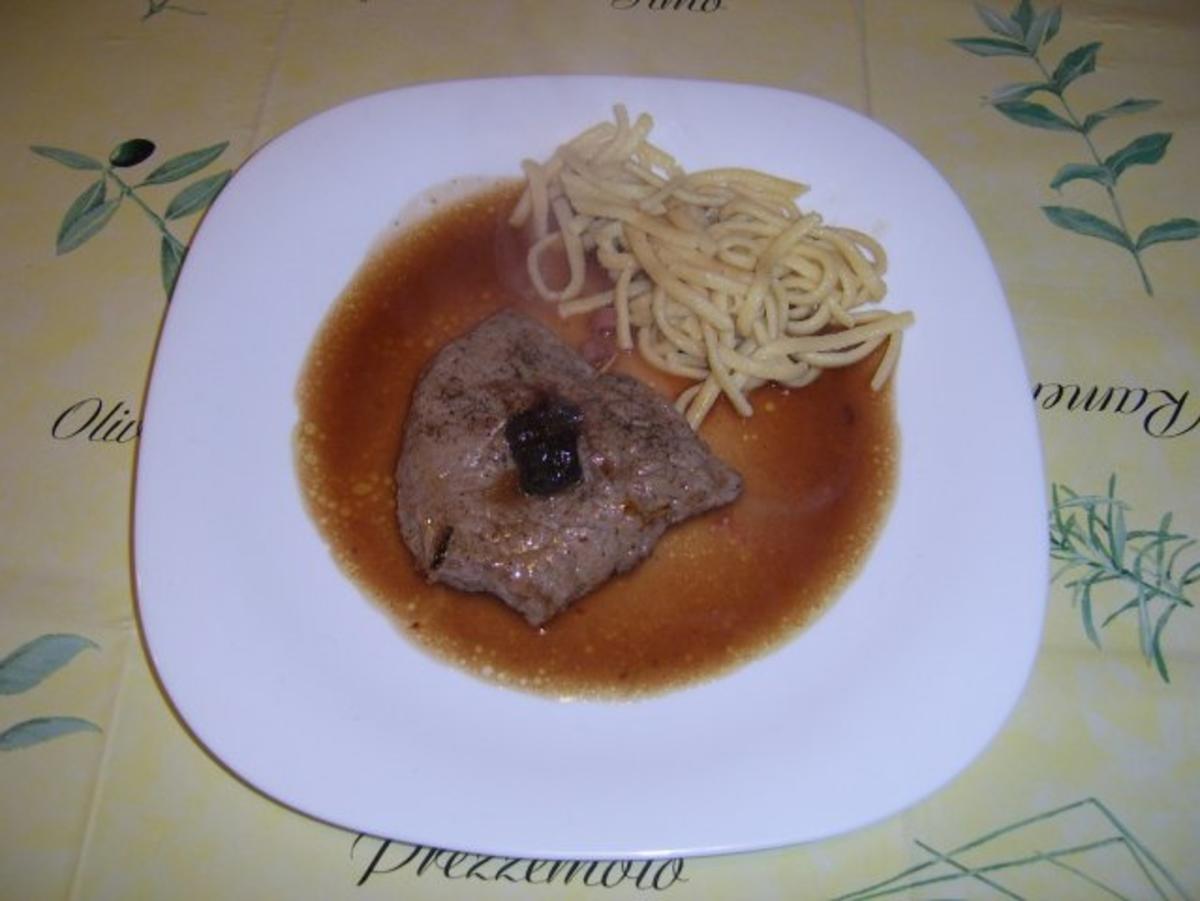 Kalbsmedaillons mit Dörrpflaumen und Speckmantel - Rezept