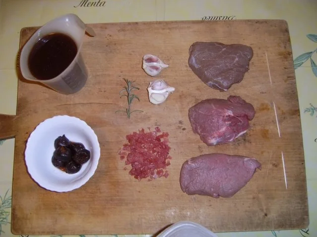 Kalbsmedaillons mit Dörrpflaumen und Speckmantel - Rezept - Bild Nr. 2