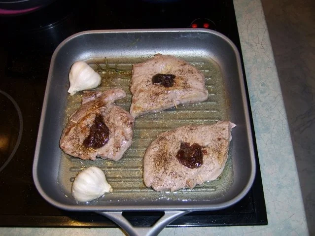 Kalbsmedaillons mit Dörrpflaumen und Speckmantel - Rezept - Bild Nr. 4