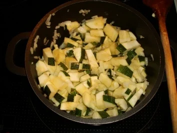 Rezept: Zucchini-Creme-Suppe mit Croûtons Bild Nr. 3 Zucchini-Creme-Suppe mit Croûtons - Rezept - Bild Nr. 3