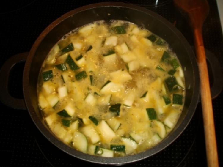 Zucchini-Creme-Suppe mit Croûtons - Rezept - kochbar.de