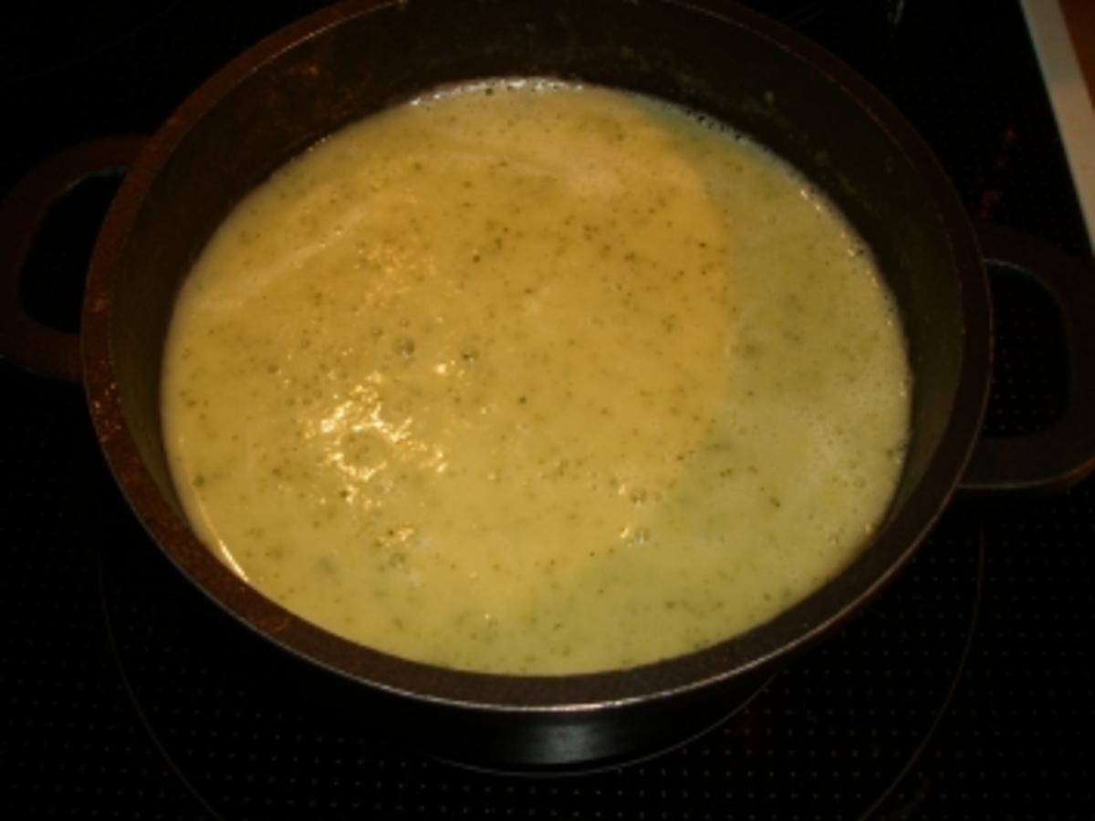 Zucchini Creme Suppe mit Croûtons - schnell &amp; einfach - 158 kcal/100g