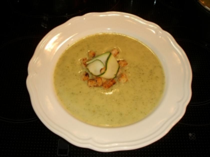 Zucchini-Creme-Suppe mit Croûtons - Rezept - kochbar.de