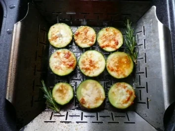 GEFLÜGEL/GRILLEN:Hähnchen auf der Bierdose+gegrillte Zuccini - Rezept