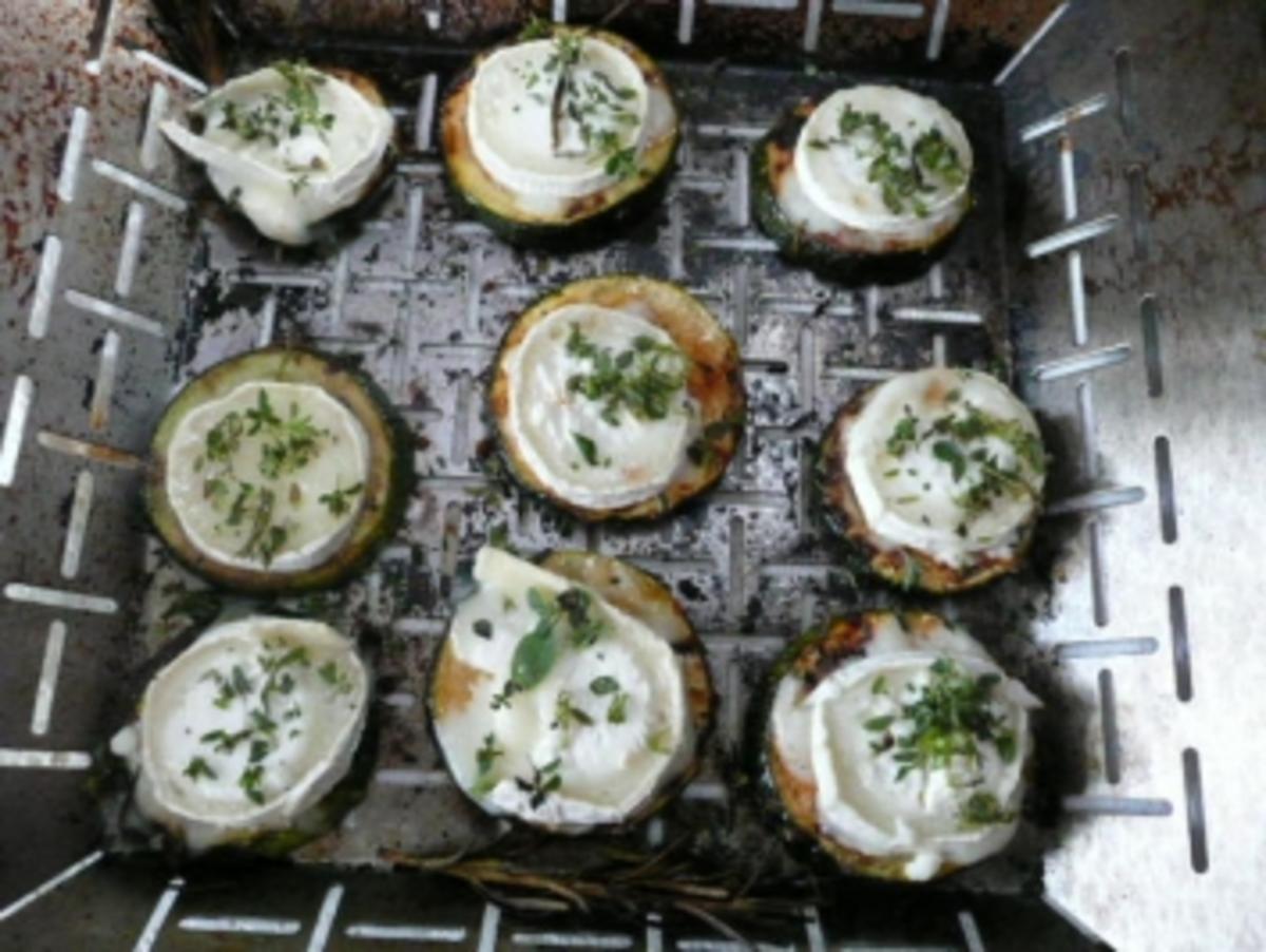 GEFLÜGEL/GRILLEN:Hähnchen auf der Bierdose+gegrillte Zuccini - Rezept - Bild Nr. 4