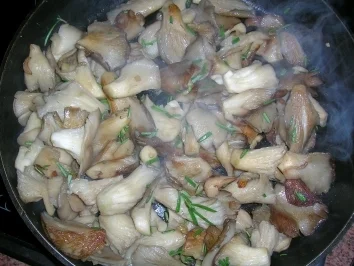 Stramme Hähnchenschenkel mit Rosmarin, Pfirsichen, Austernpilzen und WinzersektSekt - einfach göttlich im Geschmack - Rezept - Bild Nr. 9