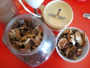 Rezept: Pilzmehl - super Gewürz für alle Sossen und vielen Suppen (meins!) Bild Nr. 2 Pilzmehl - super Gewürz für alle Sossen und vielen Suppen (meins!) - Rezept - Bild Nr. 2