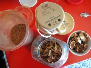 Rezept: Pilzmehl - super Gewürz für alle Sossen und vielen Suppen (meins!) Bild Nr. 3 Pilzmehl - super Gewürz für alle Sossen und vielen Suppen (meins!) - Rezept - Bild Nr. 3