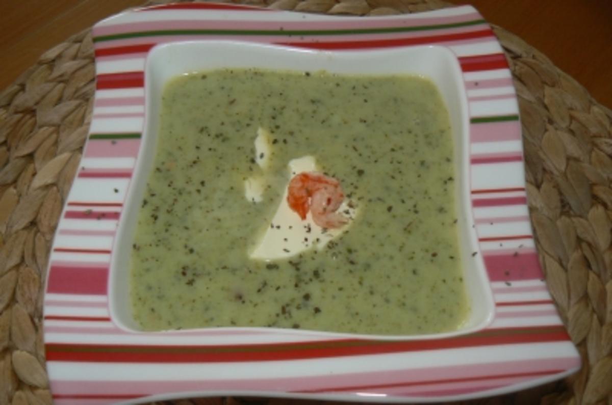 Bilder für Broccoli-Zucchinisüppchen mit leckerer Einlage - Rezept