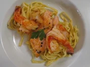 Bandnudeln mit Lachsfilet und Garnelen in Zitronen-Knoblauch-Sahnesoße - Rezept