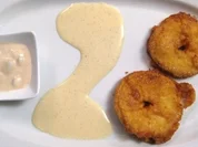 Gebackenes Apfelküchle in Zimt an Vanillesoße mit Rumrosinen-Eis - Rezept