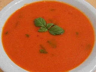 Scharfe Tomatensuppe mit Basilikum - Rezept