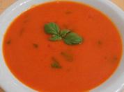 Scharfe Tomatensuppe mit Basilikum - Rezept