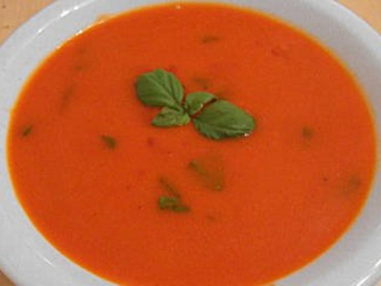 Scharfe Tomatensuppe mit Basilikum - Rezept - kochbar.de