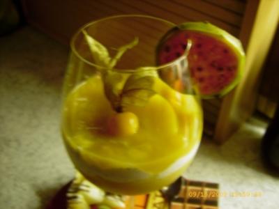 Rezept: Fruchtspiesse an Mohnquark mit Pfirsichpüree Fruchtspiesse an Mohnquark mit Pfirsichpüree - Rezept