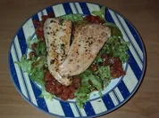 Lachsfilet auf Blattsalat mit Tomatenvinaigrette - Rezept